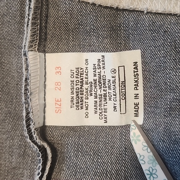 NWT Levi’s Vintage 685 Super Wide Leg Jeans, Size 28 - Picture 13 of 14